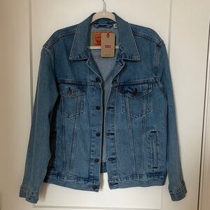 Levi’s Men’s Trucker Jacket in Stonewash